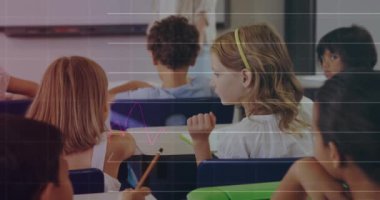 Çeşitli öğrenci grupları üzerinde finansal veri işleme animasyonu. eğitim ve öğrenme kavramı dijital olarak oluşturulmuş video.