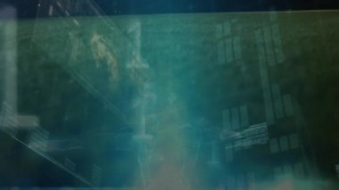 Veri işleme ve ikili kodlama animasyonları, futbol sahasındaki beyaz futbolcu üzerinde. küresel spor, rekabet ve veri işleme kavramı dijital olarak oluşturulmuş video.