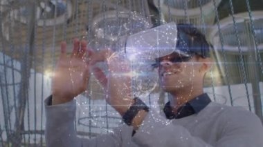VR kulaklık kullanan iki ırklı bir adam üzerindeki dünya bağlantılarının animasyonu. küresel teknoloji, bağlantılar ve dijital arayüz konsepti dijital olarak oluşturulmuş video.