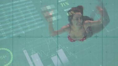 Havuzda yüzen beyaz kadın hakkında istatistik ve veri işleme animasyonu. küresel finans, veri işleme ve sağlıklı aktif yaşam tarzı kavramı dijital olarak oluşturulmuş video.