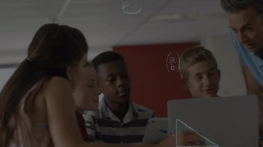 Kafkas erkek öğretmen ve okuldaki çeşitli öğrencilerin matematik grafiklerinin animasyonu. Okul, eğitim ve öğrenim konsepti dijital olarak oluşturulmuş video.