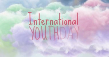 Uluslararası Gençlik Günü metninin renkli bulutlar üzerinde canlandırılması. Uluslararası Gençlik Günü ve dijital olarak üretilen video konsepti.