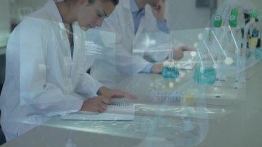 DNA iplikçiklerinin animasyonu, laboratuvardaki çeşitli bilim adamlarının veri işlemesi. küresel bilim, veri işleme ve bağlantı konsepti dijital olarak oluşturulmuş video.