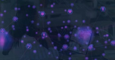 Ofisteki iş kadını üzerindeki simgelerle bağlantı ağının animasyonu. küresel bağlantılar, bilgisayar ve dijital arayüz konsepti dijital olarak oluşturulmuş video.