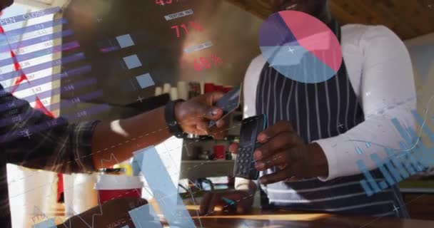 Animace Zpracování Dat Přes Afrického Američana Platícího Kreditní Kartou Globální — Stock video