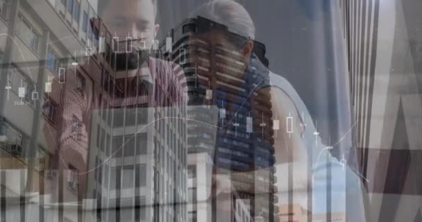 Çeşitli Adamları Şehir Manzarası Üzerinde Finansal Veri Işleme Animasyonu Küresel — Stok video