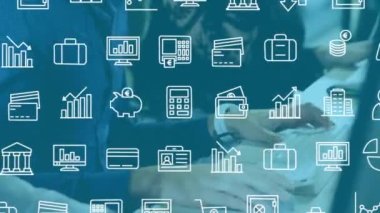 Telefon kulaklığı takan çeşitli iş adamlarının internet simgelerinin canlandırılması. Müşteri hizmetleri, dijital arayüz, bağlantılar, iletişim ve iş konsepti dijital olarak oluşturulmuş video.