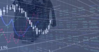 Çanta üzerinde finansal veri işleme animasyonu. Küresel alışveriş, iş, finans, veri işleme ve dijital arayüz kavramı dijital olarak oluşturulmuş video.