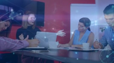 Toplantıda çeşitli iş adamlarının veri işleme animasyonları. küresel iş ve dijital arayüz kavramı dijital olarak oluşturulmuş video.