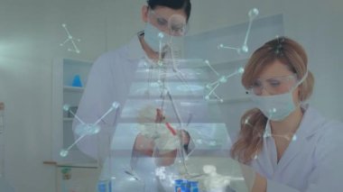 Moleküllerin animasyonu, DNA ipliği ve veri işleme laboratuvardaki çeşitli bilim adamları üzerinde. küresel bilim, veri işleme ve bağlantı konsepti dijital olarak oluşturulmuş video.