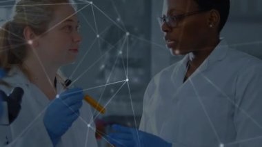 Laboratuvardaki çeşitli kadın bilim adamları arasındaki bağlantı ağının animasyonu. küresel bilim ve dijital arayüz kavramı dijital olarak oluşturulmuş video.
