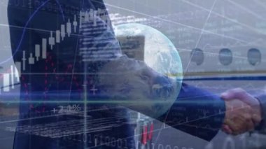Çeşitli iş adamlarının el sıkışması üzerine dünya ve grafiklerin animasyonu. işletme, finans, ekonomi ve teknoloji konsepti dijital olarak oluşturulmuş video.