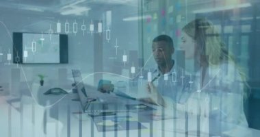 Ofisteki ve şehirdeki çeşitli iş adamlarının finansal veri işleme animasyonları. küresel iş, finans ve dijital arayüz kavramı dijital olarak oluşturulmuş video.