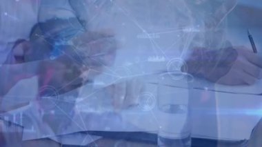 Kafkas iş adamlarının elleri üzerinde bağlantıların animasyonu. küresel iş, bağlantılar ve teknoloji konsepti dijital olarak oluşturulmuş video.