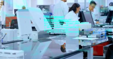 Kimyasal formüllerin animasyonu ve çeşitli laboratuvar çalışanlarının bilgisayar kullanarak veri işlemesi. Kimyasal formüllerin animasyonu ve bilgisayar kullanan beyaz kadın laboratuvar çalışanı üzerinde veri işlemesi.