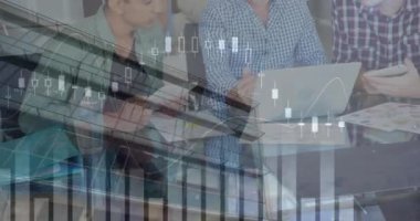 Çeşitli iş adamları ve şehir manzarası üzerinde finansal veri işleme animasyonu. küresel finansman, bilgisayar ve dijital arayüz kavramı dijital olarak oluşturulmuş video.