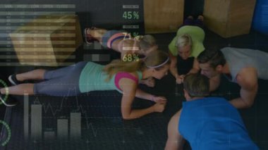 Egzersiz yapan farklı sporcuların veri işleme animasyonları. global spor ve dijital arayüz konsepti dijital olarak oluşturulmuş video.