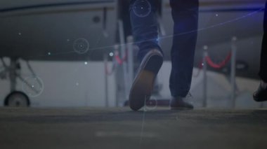 Havaalanındaki beyaz iş adamının bacaklarının üzerindeki bağlantı ağının animasyonu. ticari, ulaşım, ağ, bağlantılar ve teknoloji konsepti dijital olarak oluşturulmuş video.