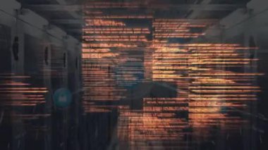 Sunucular üzerindeki simgelerle olan bağlantıların veri işleme animasyonu. küresel ağ, bağlantılar, veri ve teknoloji konsepti dijital olarak oluşturulmuş video.