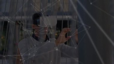 Ofiste VR kulaklık takan beyaz bir adama karşı dönen bağlantılar ağı. küresel ağ oluşturma ve gelecekteki teknoloji kavramı
