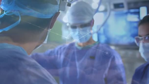 针对在手术室进行手术的一组外科医生的联系网络 保健和医疗技术概念 — 图库视频影像