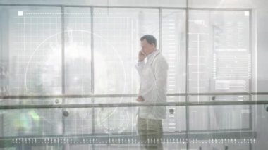 Samrtphone kullanan beyaz erkek doktorun dijital arayüzünün animasyonu. küresel tıp, teknoloji, veri işleme ve dijital arayüz kavramı dijital olarak oluşturulmuş video.