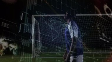 Futbol sahasındaki Afro-Amerikan futbolcu üzerinden veri işleme animasyonu. küresel spor, rekabet ve veri işleme kavramı dijital olarak oluşturulmuş video.