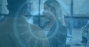 Ofiste konuşan çeşitli iş adamlarının veri işleme animasyonları. Küresel iş ve dijital arayüz kavramı dijital olarak oluşturulmuş video.