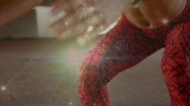 Melez kadınların esneme hareketleri üzerine olan bağlantıların canlandırılması. Spor, aktif yaşam tarzı, bağlantılar ve teknoloji konsepti dijital olarak oluşturulmuş video.