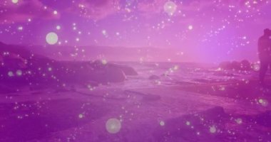 Afrika kökenli Amerikalı çiftlerin kucaklaşması üzerine ışık noktalarının canlandırması. Birlikte zaman geçirmek ve dijital arayüz konsepti dijital olarak oluşturulmuş video.