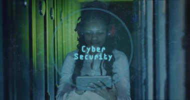 Sunucu odasındaki Afro-Amerikan kadın çalışanın veri işleme animasyonu. Küresel iş ve dijital arayüz kavramı dijital olarak oluşturulmuş video.