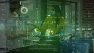 Yüz maskesi takan farklı iş adamlarının dijital arayüzünün animasyonu. Küresel covid 19 salgını, bilim ve bağlantılar konsepti dijital olarak oluşturulmuş video.