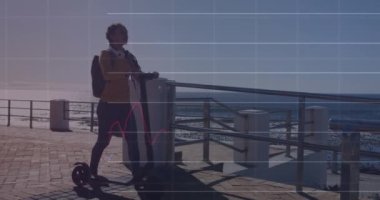 Gezintide scooter 'ı olan Afrikalı Amerikalı bir kadının veri işleme animasyonu. küresel iş ve dijital arayüz kavramı dijital olarak oluşturulmuş video.