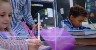 Çeşitli okul çocuklarının yazıları üzerinde veri işleme animasyonu. Küresel eğitim ve dijital arayüz kavramı dijital olarak oluşturulmuş video.