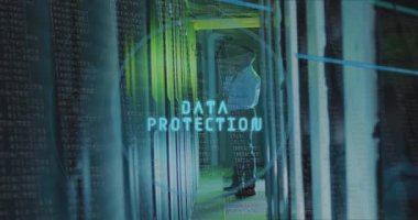 Sunucu odasındaki Afro-Amerikan erkek çalışanın veri işleme animasyonu. Küresel iş ve dijital arayüz kavramı dijital olarak oluşturulmuş video.