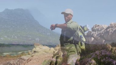 Dağlardaki Afro-Amerikan erkeğinin üzerindeki manzara animasyonu. Sağlık, zindelik ve dijital arayüz kavramı dijital olarak oluşturulmuş video.