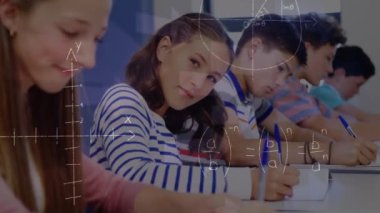 Matematiksel formüllerin sınıftaki öğrenciler üzerinde canlandırılması. eğitim ve öğrenme kavramı dijital olarak oluşturulmuş video.