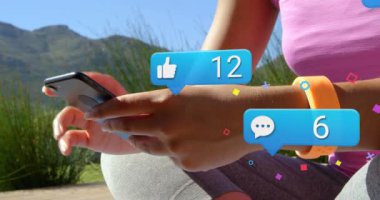 Sosyal medya simgelerinin akıllı telefon kullanarak kişinin üzerine düşmesi. Sosyal medya ve iletişim konsepti dijital olarak oluşturulmuş video.