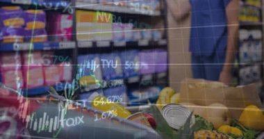 Piyasadaki alışveriş arabasında finansal grafiklerin ve veri işlemenin animasyonu. Alışveriş, gıda, finans ve ekonomi konsepti dijital olarak üretilen video.