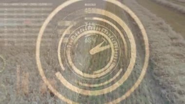 Grafikler ve buğday tarlaları üzerinde hareket eden saatin animasyonu. Tarım, finans ve ekonomi kavramı dijital olarak oluşturulmuş video.