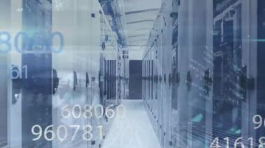 Sunucu odasında veri işleme animasyonu. küresel teknoloji, veri işleme ve dijital arayüz kavramı dijital olarak oluşturulmuş video.