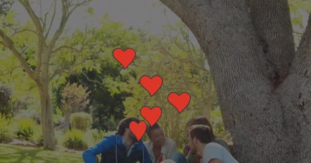 Animación Iconos Del Corazón Sobre Feliz Grupo Diverso Amigos Con — Vídeos de Stock