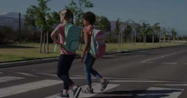 Karşıdan karşıya geçen iki farklı liseli kızla ilgili borsada veri işleme. Okul, eğitim ve küresel ekonomi kavramı