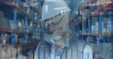 Depodaki beyaz adam hakkında finansal veri işleme animasyonu. küresel gönderim, finans ve dijital arayüz konsepti dijital olarak oluşturulmuş video.