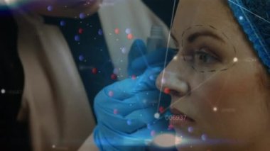 Doktorun elleri üzerinde dönen DNA animasyonu beyaz kadını estetik ameliyata hazırlıyor. Estetik tıp, güzellik ve estetik cerrahi konsepti dijital olarak üretilen video.