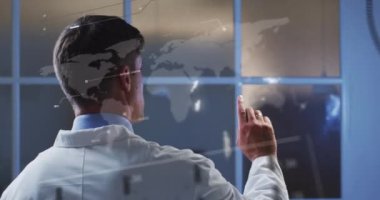 Kafkasyalı iş adamının veri işleme animasyonu. küresel teknoloji ve dijital arayüz kavramı dijital olarak oluşturulmuş video.