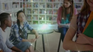 Okulda okuyan ve öğrenen çeşitli okul çocukları arasında bağlantı ağının animasyonu. küresel bağlantılar, ağlar ve eğitim konsepti dijital olarak oluşturulmuş video.