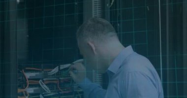 Kapsamlı tarama ve veri işleme animasyonunun bilgisayar sunucusundan Kafkas erkek teknisyenlere aktarılması. küresel hesaplama ve veri işleme kavramı dijital olarak oluşturulmuş video.