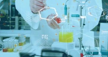 Laboratuvardaki beyaz erkek bilim adamı üzerinde veri işleme animasyonu. Küresel bilim ve dijital arayüz kavramı dijital olarak oluşturulmuş video.