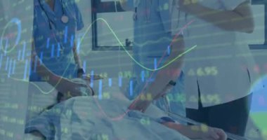 Muhtelif doktorların hastalarıyla veri işleme animasyonu. Küresel tıp ve dijital arayüz kavramı dijital olarak oluşturulmuş video.